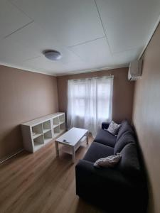 Posezení v ubytování Leilighet Vikeland- single 2 bedrooms apartment