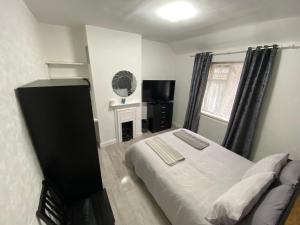Ένα ή περισσότερα κρεβάτια σε δωμάτιο στο Modern bedroom with shared bathroom
