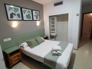 Postel nebo postele na pokoji v ubytování Hotel Costa Andaluza