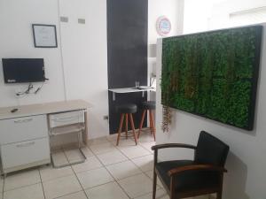 TV a/nebo společenská místnost v ubytování kitnet no jardim Matilde com ar e garagem