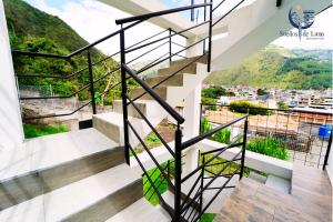 Ban công/sân hiên tại Luxury Suites en el Centro Baños de Agua Santa +18 ảnh