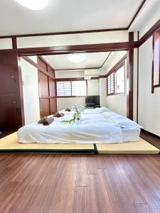 Cette chambre comprend un grand lit et du parquet. dans l'établissement Ueno Sakura House, à Tokyo