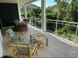 A balcony or terrace at Au vert, proche des plages