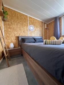 a bedroom with a large bed in a room at Lebon Coin Tranquille in Le Tampon