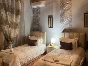Ліжко або ліжка в номері Artists Guest House