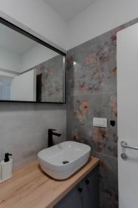 Villa Azeitona في سوكوشان: حمام مع حوض أبيض ومرآة