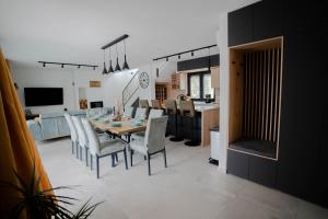 Villa Azeitona في سوكوشان: مطبخ وغرفة طعام مع طاولة وكراسي