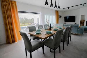 Villa Azeitona في سوكوشان: غرفة طعام بها طاولة وكراسي