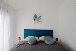 Villa Azeitona في سوكوشان: سرير مع اللوح الأمامي الأزرق في غرفة النوم +46 صورة