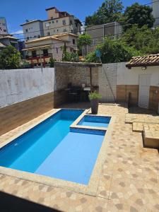 une piscine au milieu d'une cour dans l'établissement RSF itapua, à Salvador