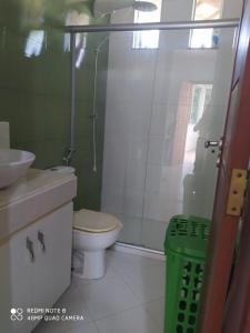 une salle de bain avec toilettes, douche et lavabo dans l'établissement RSF itapua, à Salvador