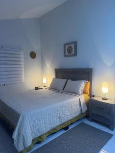 Ένα ή περισσότερα κρεβάτια σε δωμάτιο στο Andre's Manor