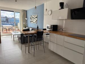Kuchyň nebo kuchyňský kout v ubytování BLUE PEARL - POOL - TERRACE - OCEAN VIEW - BEACH - WIFI - WONDERFUL Complex - FREE DIGITAL TRAVEL GUIDE