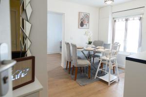 a kitchen and dining room with a table and chairs at Charmant appartement à Groslay in Groslay