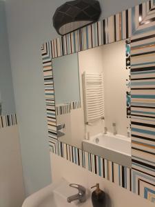 StrykowoにあるDom za Tujamiの洗面台と鏡のあるバスルーム +20枚の写真