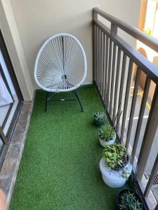 ダーバンにあるMeta Staysのバルコニー(白い椅子、一部の植物付)