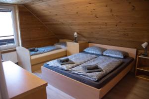 Postel nebo postele na pokoji v ubytování Hiša Bistrica