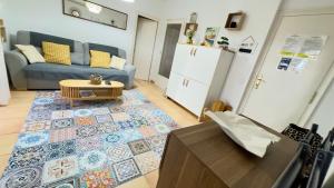 a living room with a couch and a coffee table at Casa ANNA - clim,2 chambres, 50 m plage, terrasse 16m2, Wifi in Platja d'Aro