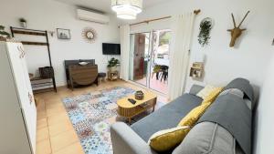 a living room with a couch and a table at Casa ANNA - clim,2 chambres, 50 m plage, terrasse 16m2, Wifi in Platja d'Aro