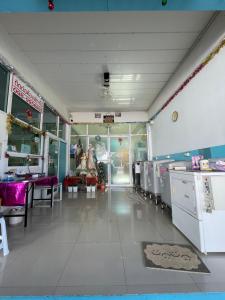 a large room with a store with tables and machines at ควีนเพลส สระบุรี Queenplace Saraburi in Sara Buri
