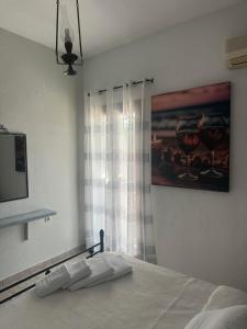 Uma cama ou camas num quarto em LITHOS by the sea