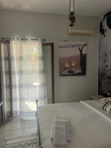 Uma cama ou camas num quarto em LITHOS by the sea
