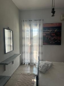 Uma cama ou camas num quarto em LITHOS by the sea