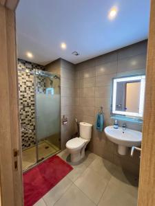 Résidence de Luxe avec Piscine à Costa Mar Playa في مرتيل: حمام مع مرحاض ومغسلة ودش