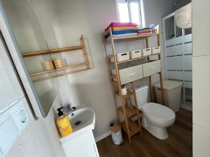 Phòng tắm tại Lugar acogedor al lado de La Barrosa