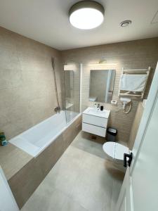 Phòng tắm tại Luxury Avanera Towers Apartments Parking included +48 ảnh