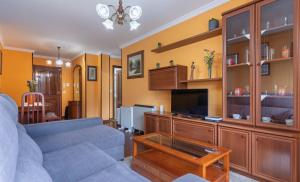 a living room with a couch and a tv at Vivienda Alló in Rois