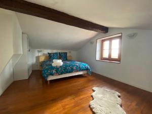 a bedroom with a bed and a window at Les coccinelles in Montech