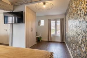Телевизор и/или развлекательный центр в Auberge de la Caillère