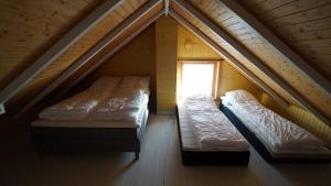 Giường trong phòng chung tại Fisherman's cabin, Lofoten - 25