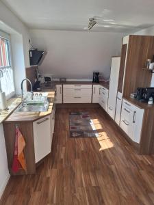 Kuchyň nebo kuchyňský kout v ubytování 5-Zimmer Ferienwohnung Welzheimer Wald