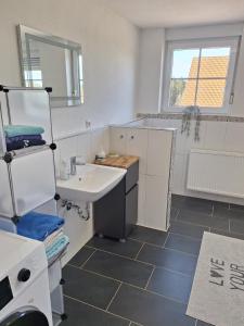 Kuchyň nebo kuchyňský kout v ubytování 5-Zimmer Ferienwohnung Welzheimer Wald
