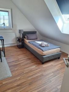 Postel nebo postele na pokoji v ubytování 5-Zimmer Ferienwohnung Welzheimer Wald