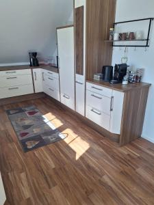 Kuchyň nebo kuchyňský kout v ubytování 5-Zimmer Ferienwohnung Welzheimer Wald