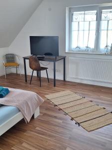 TV a/nebo společenská místnost v ubytování 5-Zimmer Ferienwohnung Welzheimer Wald