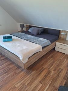 Postel nebo postele na pokoji v ubytování 5-Zimmer Ferienwohnung Welzheimer Wald