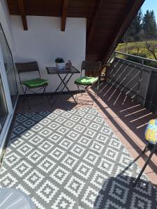 Balkón nebo terasa v ubytování 5-Zimmer Ferienwohnung Welzheimer Wald