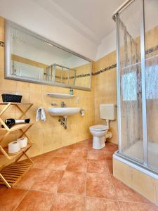 a bathroom with a toilet and a sink and a shower at Helles Ferienhaus super zentral mit gratis Stellplätzen N162 in Oldenburg