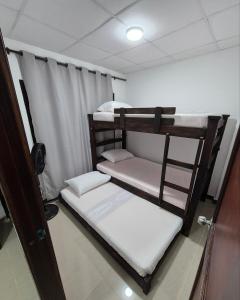 Zimmer mit 2 Etagenbetten in der Unterkunft House accommodation and parking in San Vicente de Chucurí