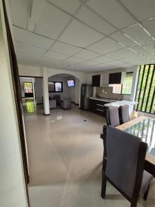 ein leerer Raum mit Stühlen und Tischen in einem Gebäude in der Unterkunft House accommodation and parking in San Vicente de Chucurí