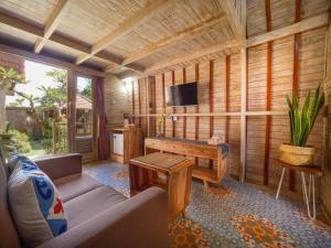 a living room with a couch and a table at Wisnu Lumbung Uluwatu in Uluwatu