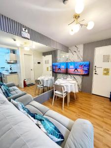 Μια τηλεόραση ή/και κέντρο ψυχαγωγίας στο Cozy Suites 2BR Condotel in Davao City Near airport, Sasa wharf going to samal, SMX SM lanang +5 φωτογραφίες