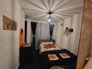 Postel nebo postele na pokoji v ubytování Studio lux Strpce