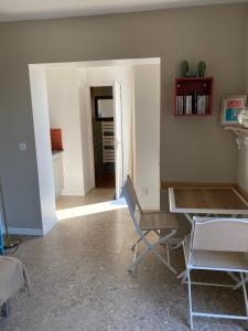 拉西约塔Studio l'Enchantement的有一张桌子和一把椅子的餐厅