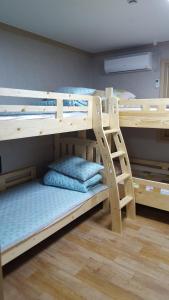2 łóżka piętrowe w pokoju z drabiną w obiekcie The 1st Andong Hostel w mieście Andong