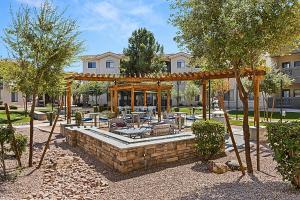 Un jardín fuera de ASU Football Getaway - Family Fun W-Pool- 2Br- Spa - 1001